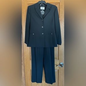 WOMENS TWO PIECE BLACK SUIT, LIKE NEW! SIZE 6 PETITE